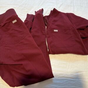 Figs burgundy set. Zamora joggers (S) and Catarina top (S)
